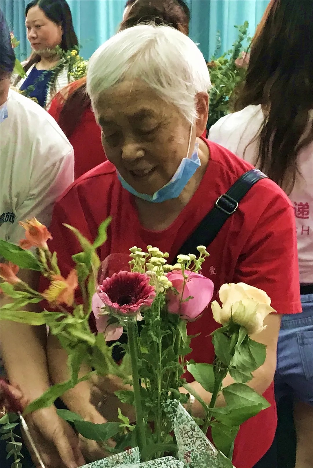 图为嘉宾参加插花活动 图为嘉宾参加插花活动